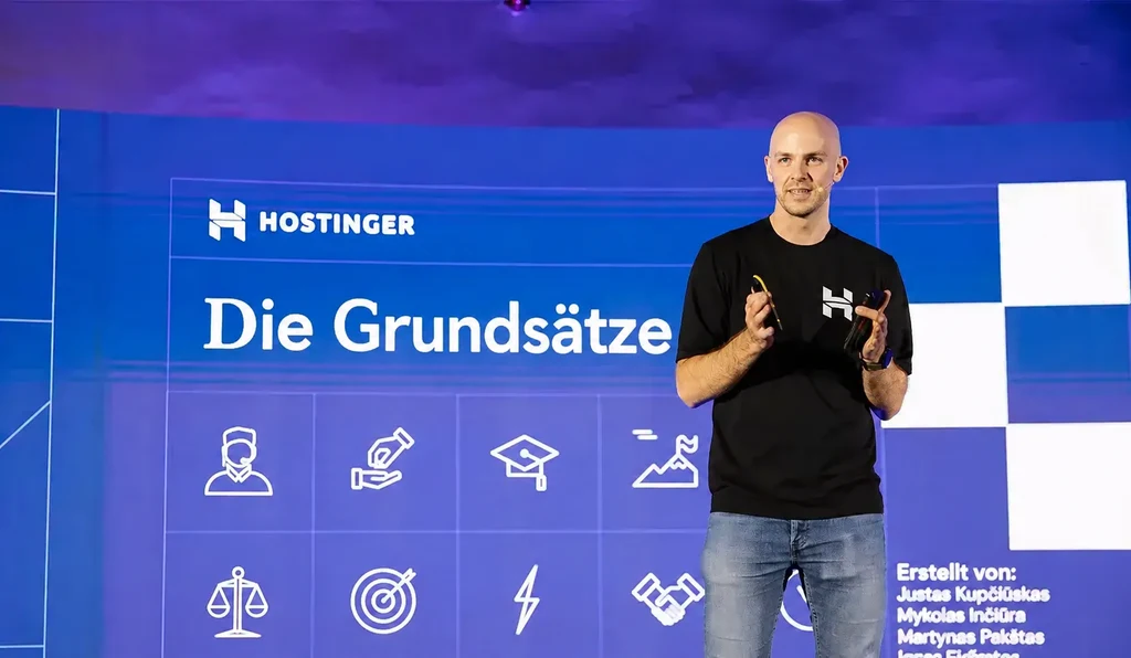 Ein Hostinger-Sprecher auf der Bühne stellt die Grundsätze des Unternehmens vor