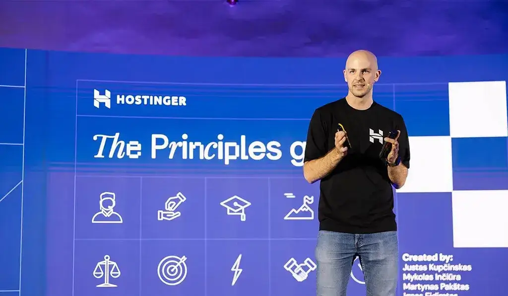 متحدث من Hostinger على المسرح يعرض مبادئ الشركة